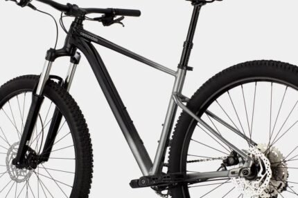Détail de la transmission Shimano Deore sur le Cannondale Trail SE 4.