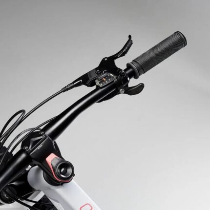 VTT Rockrider ST 540 S en extérieur sur un chemin forestier.