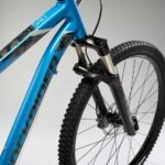 VTT Rockrider ST 540 V2 en action sur un chemin de forêt.