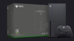 Boîtes de jeux Xbox anciennes à côté d'une Xbox Series X.