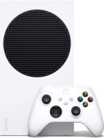 Boîtes de jeux Xbox anciennes à côté d'une Xbox Series X.