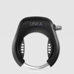 Utilisateur déverrouillant son Linka Smart Lock avec son smartphone.