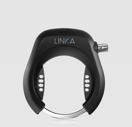 Utilisateur déverrouillant son Linka Smart Lock avec son smartphone.