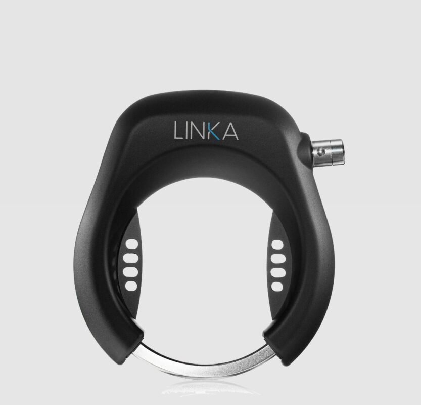 Utilisateur déverrouillant son Linka Smart Lock avec son smartphone.