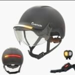 Casque Overade Life avec son éclairage arrière allumé.