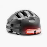 Casque Overade Life avec son éclairage arrière allumé.