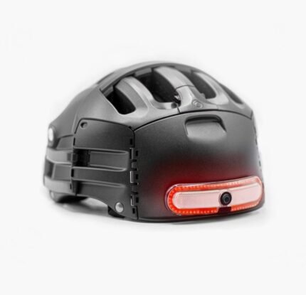 Casque Overade Life avec son éclairage arrière allumé.