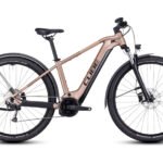 VTT électrique Cube Reaction Hybrid 625 Allroad marron avec accessoires.