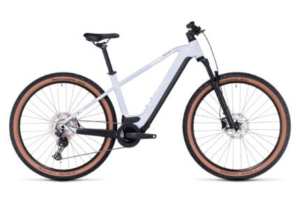 Moteur Bosch CX sur le cadre du Cube Reaction Hybrid 625 Pro blanc.