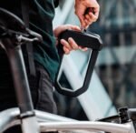 Vélo électrique sécurisé par un antivol Hiplok D1000.