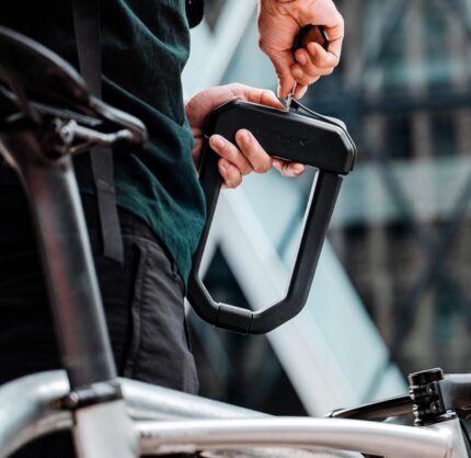 Vélo électrique sécurisé par un antivol Hiplok D1000.