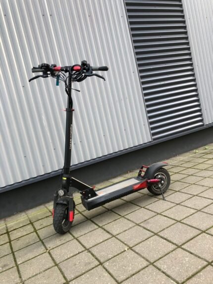 Kugoo Kirin M4 Pro noire équipée de son siège et pneus cross.