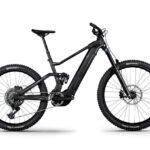 Détail de la fourche RockShox Zeb et du freinage Shimano XT du Lapierre Overvolt AM 9.8.