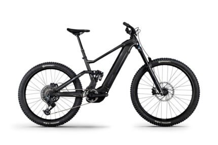 Détail de la fourche RockShox Zeb et du freinage Shimano XT du Lapierre Overvolt AM 9.8.