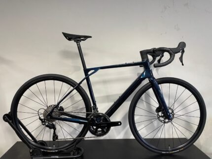 Vélo de route endurance Lapierre Pulsium 5.0 bleu pétrole.