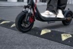 Gros plan sur les clignotants du guidon de la Segway Ninebot F2 Pro E II.