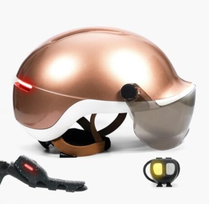Casque Overade Life avec sa visière en tissu installée.