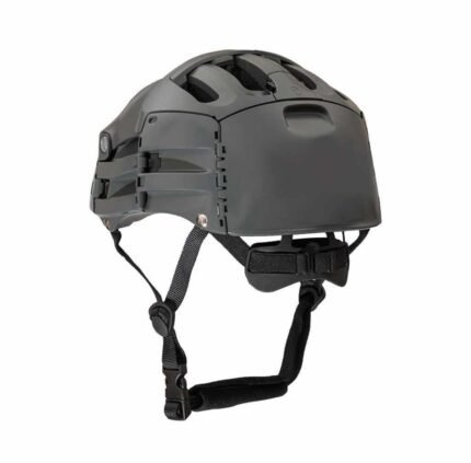 Casque Overade Life avec sa visière en tissu installée.