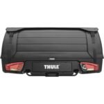 Coffre Thule Onto incliné montrant l'accès au coffre de la voiture.