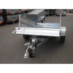 Remorque ERDE LC 251 F avec ridelles avant et arrière abaissées.
