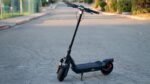 Gros plan sur les clignotants du guidon de la Segway Ninebot F2 Pro E II.