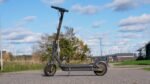 Gros plan sur les clignotants du guidon de la Segway Ninebot MAX G2 E.