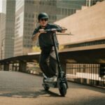 Segway Ninebot F2 Pro E II en pleine course sur une piste cyclable.