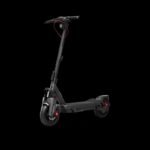 Segway Ninebot F2 Pro E II pliée et rangée dans un coin.