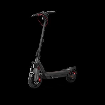 Segway Ninebot F2 Pro E II pliée et rangée dans un coin.