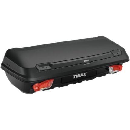 Coffre d'attelage Thule Arcos Box L installé à l'arrière d'une voiture électrique.