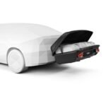 Utilisateur chargeant des valises dans un Thule Arcos Box L à hauteur de taille.