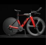 Vélo Triathlon Bike T3 soulevé d'une seule main pour montrer sa légèreté.