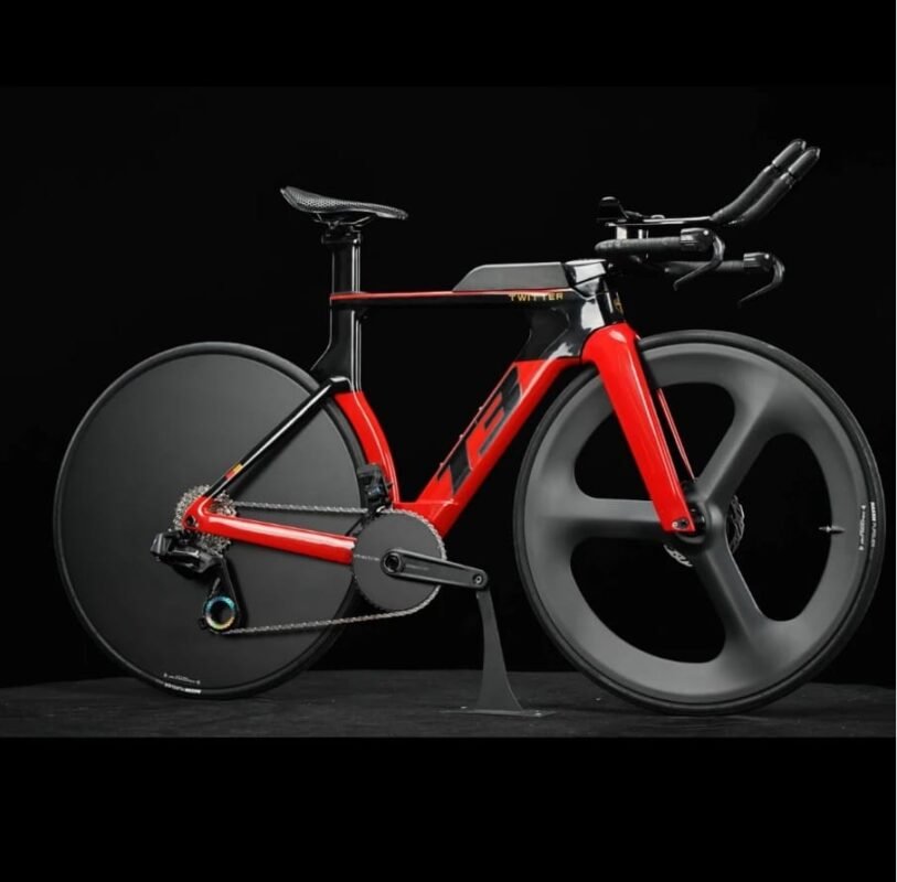 Vélo Triathlon Bike T3 soulevé d'une seule main pour montrer sa légèreté.