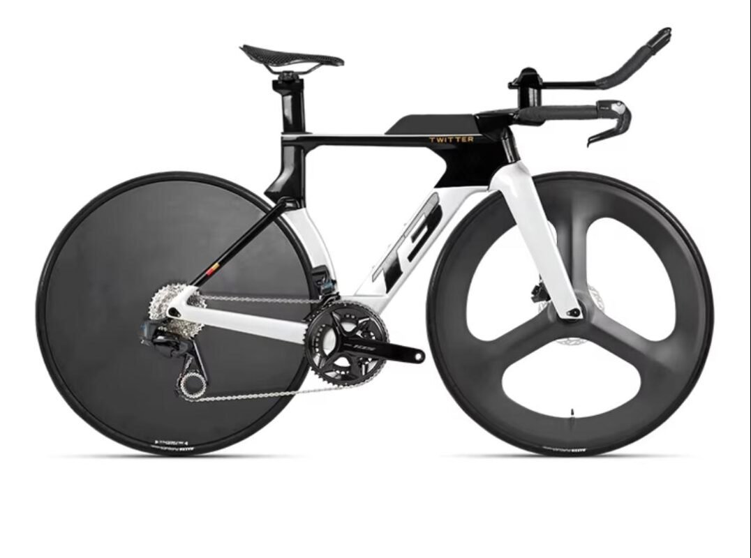 Vélo de triathlon Bike T3 noir profilé avec roues en carbone.