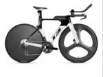 Vélo de triathlon Bike T3 noir profilé avec roues en carbone.