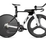 Vélo de triathlon Bike T3 noir profilé avec roues en carbone.