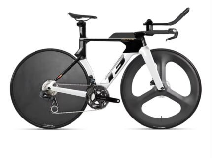 Vélo de triathlon Bike T3 noir profilé avec roues en carbone.