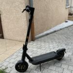 Câble de charge branché sur la Segway Ninebot MAX G2 E.