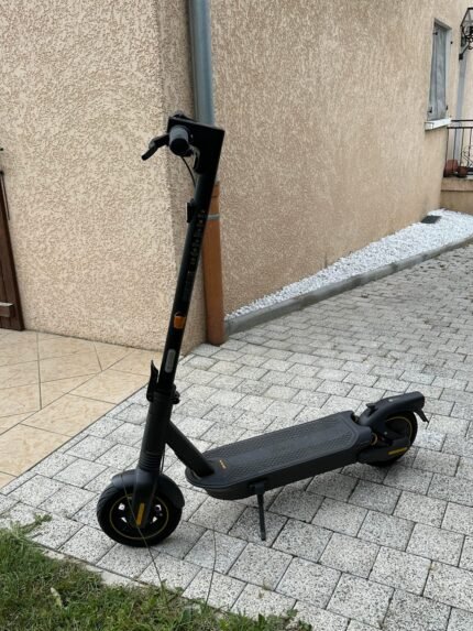 Câble de charge branché sur la Segway Ninebot MAX G2 E.