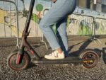 Xiaomi Electric Scooter 4 Pro en montée sur une route inclinée.