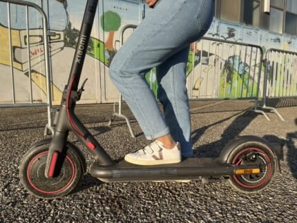 Xiaomi Electric Scooter 4 Pro en montée sur une route inclinée.