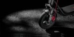Segway Ninebot F2 Pro E II en pleine course sur une piste cyclable.