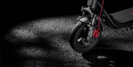 Segway Ninebot F2 Pro E II en pleine course sur une piste cyclable.