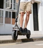 Gros plan sur le tableau de bord numérique de la Xiaomi Electric Scooter 6 Lite.
