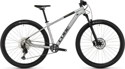 Gros plan sur la fourche RockShox du Cube Attention SLX Argent Gris 2023.