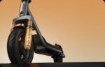 Xiaomi Electric Scooter 6 Lite en charge sur une prise domestique.