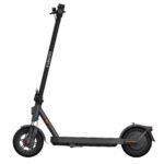 Xiaomi Electric Scooter Elite 400W en charge dans un intérieur moderne.