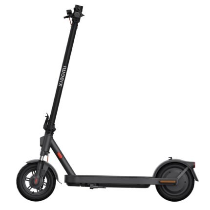 Xiaomi Electric Scooter Elite 400W en charge dans un intérieur moderne.