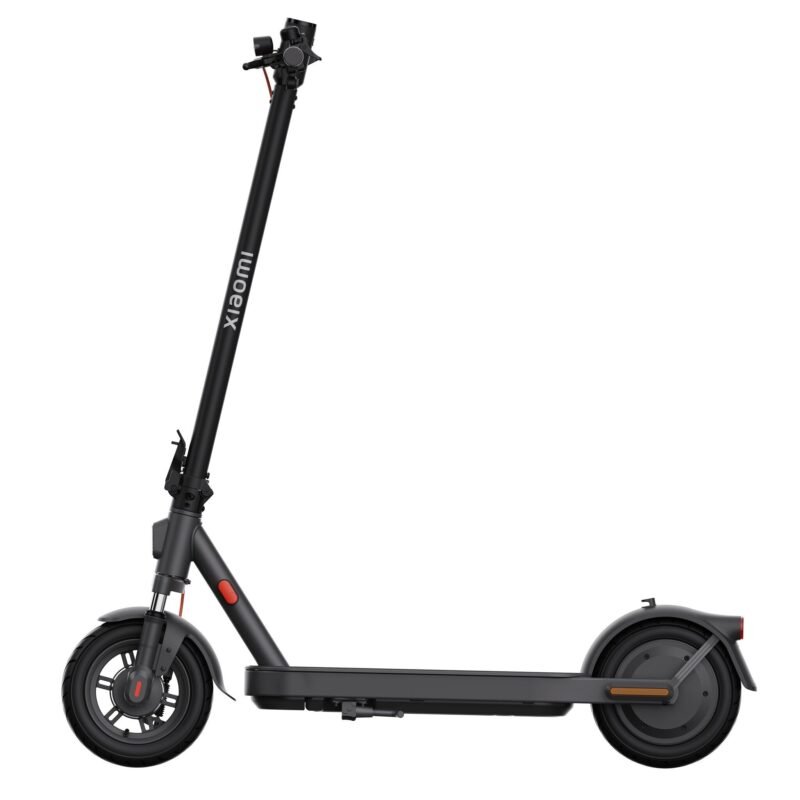 Xiaomi Electric Scooter Elite 400W en charge dans un intérieur moderne.