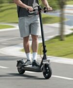 Xiaomi Electric Scooter Elite 400W en montée sur une route inclinée.